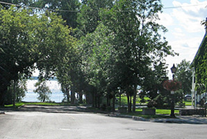 La rue Principale vers le lac Deschênes